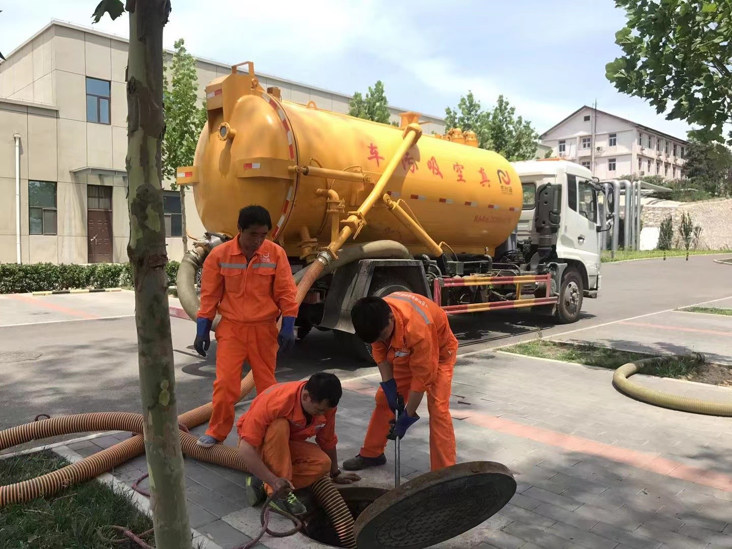 西安管道疏通车停在窨井附近